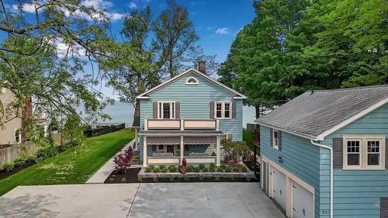 Welcome to the Lake  - Buffalo's Beach Home