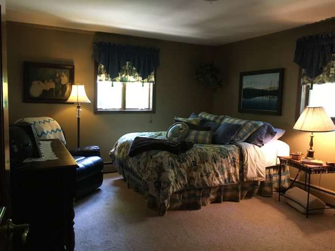 Bedroom 1 - queen